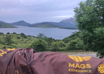 MAGS Abruzzo Trail 2023 | Vista su Campotosto con maglia