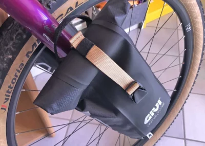 GIVI-Bike Bikepacking Light | Borsa forcella appena montata